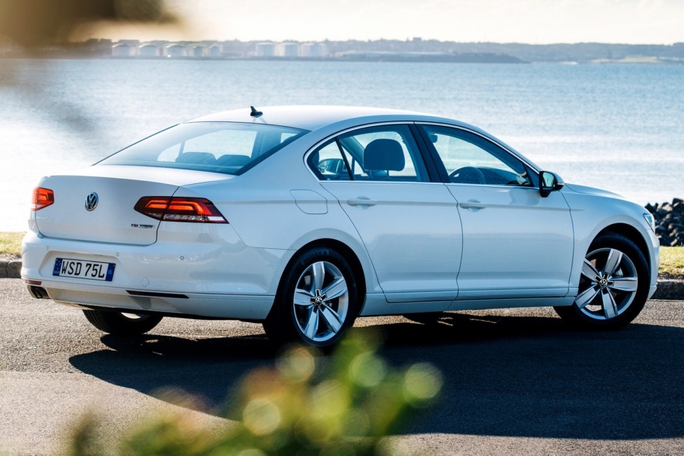 Volkswagen Passat '2015–н.в. праворульный белый