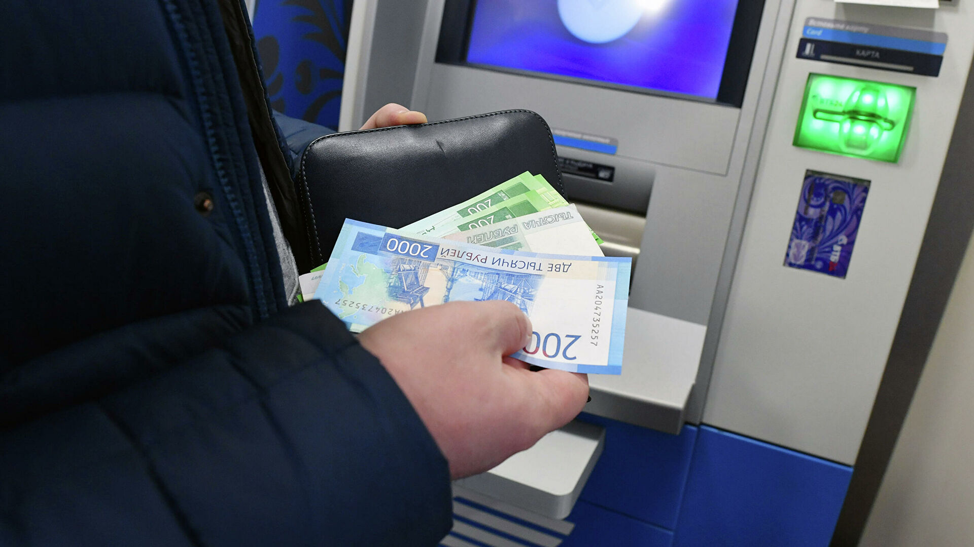 Женщина производит снятие денег в банкомате - РИА Новости, 1920, 27.02.2022