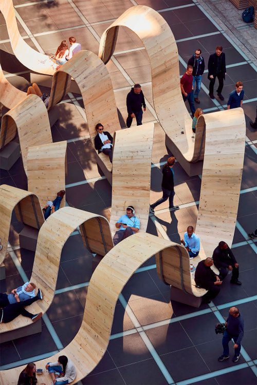 В центре самой крупной пешеходной зоны в Лондоне установили необычную скамейку можно, дизайна, посидеть, таким, прийти, отдохнуть, самой, большой, пешеходной, Лондона, Извилистые, дорожки, инсталляции, спроектированы, крупномасштабная, приглашая, образом, чтобы, места, которых