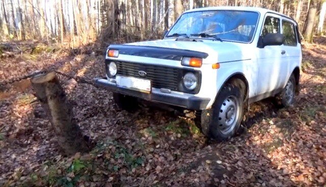 Мужик из посёлка показывает свой способ, как одному поднять и вытащить машину из ямы в лесу за 30 минут