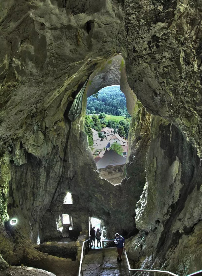 Замок Предьяма, пещера
