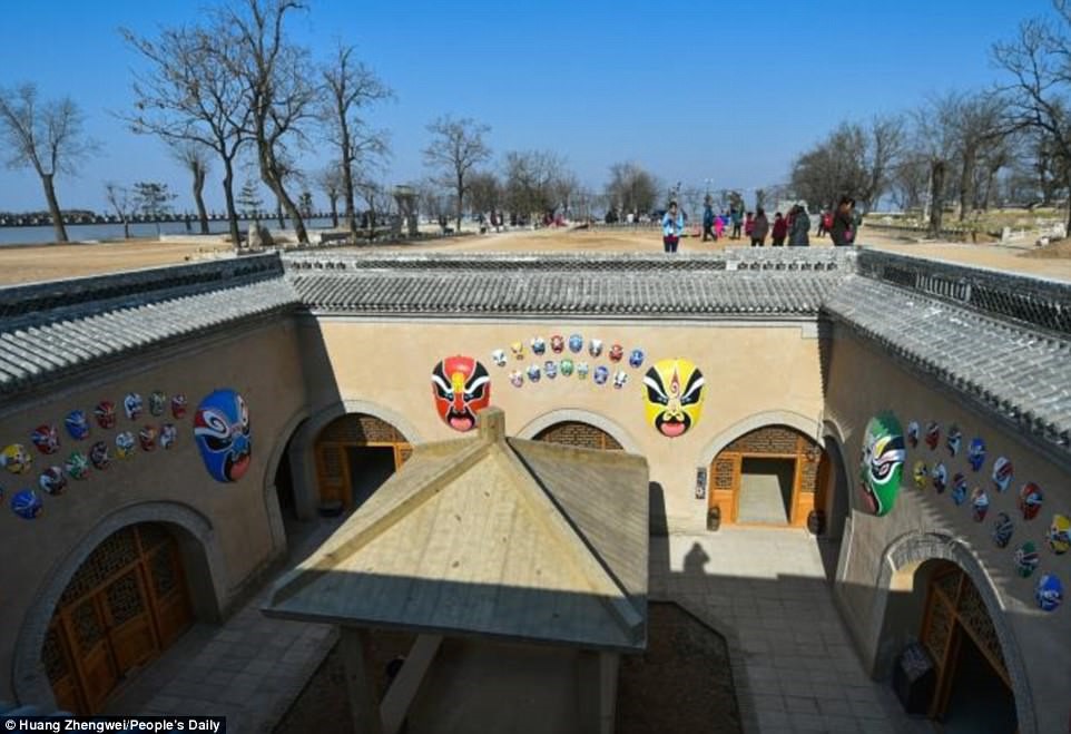 Почему в Китае некоторые люди до сих пор живут в пещерных домах Почему в Китае некоторые люди до сих пор живут в пещерных домах