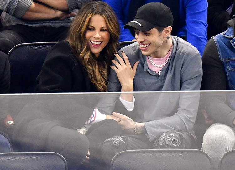 Следующая: Пит Дэвидсон и звезда "Бриджертонов" Фиби Дайневор встречаются Следующая: Пит Дэвидсон и звезда "Бриджертонов" Фиби Дайневор встречаются Звезды,Звездные пары