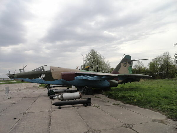 Так на фото Википедии выглядит Су-25 №41 в музее авиации Киева.