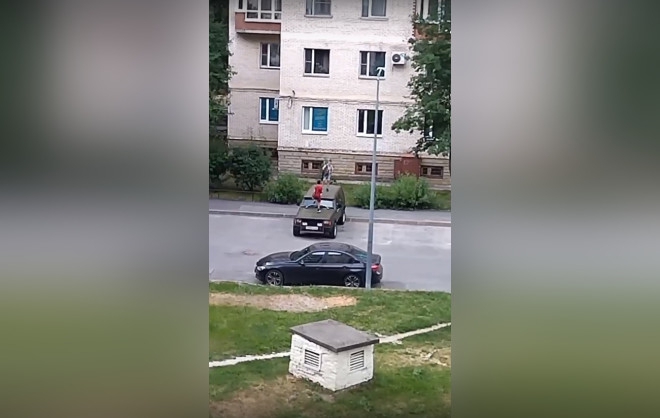 Прыгающие по внедорожнику дети возмутили жителей Петербурга Прыгающие по внедорожнику дети возмутили жителей Петербурга Общество