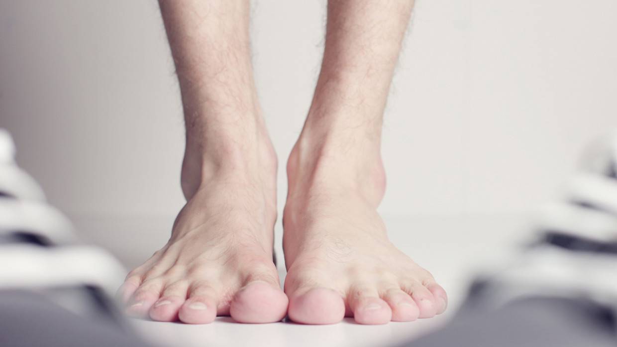 Голый сахалинец устроил забег по улице с табуреткой и решеткой для мяса