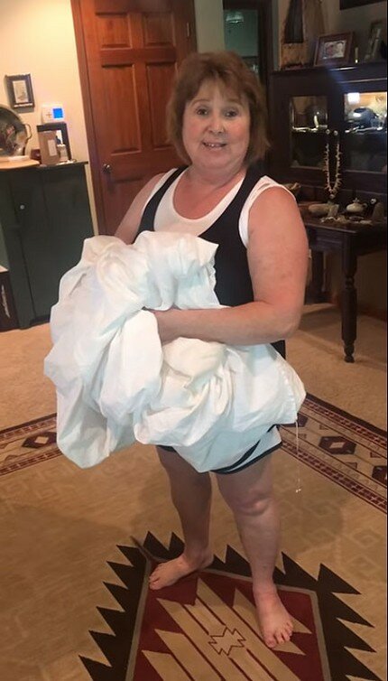 Мастер-класс от домохозяйки: женщина показала свой способ складывания простыни на резинке полезные советы,постельное белье