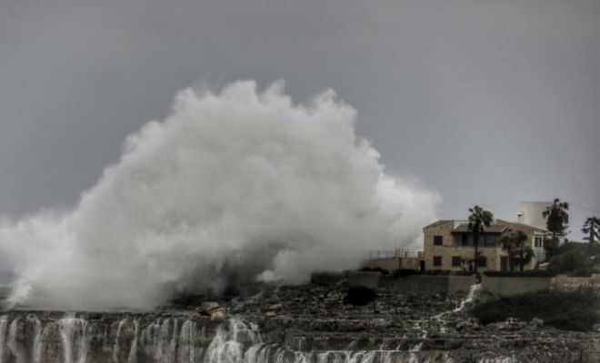 Волны выше домов города: испанцы сняли идеальный шторм на видео