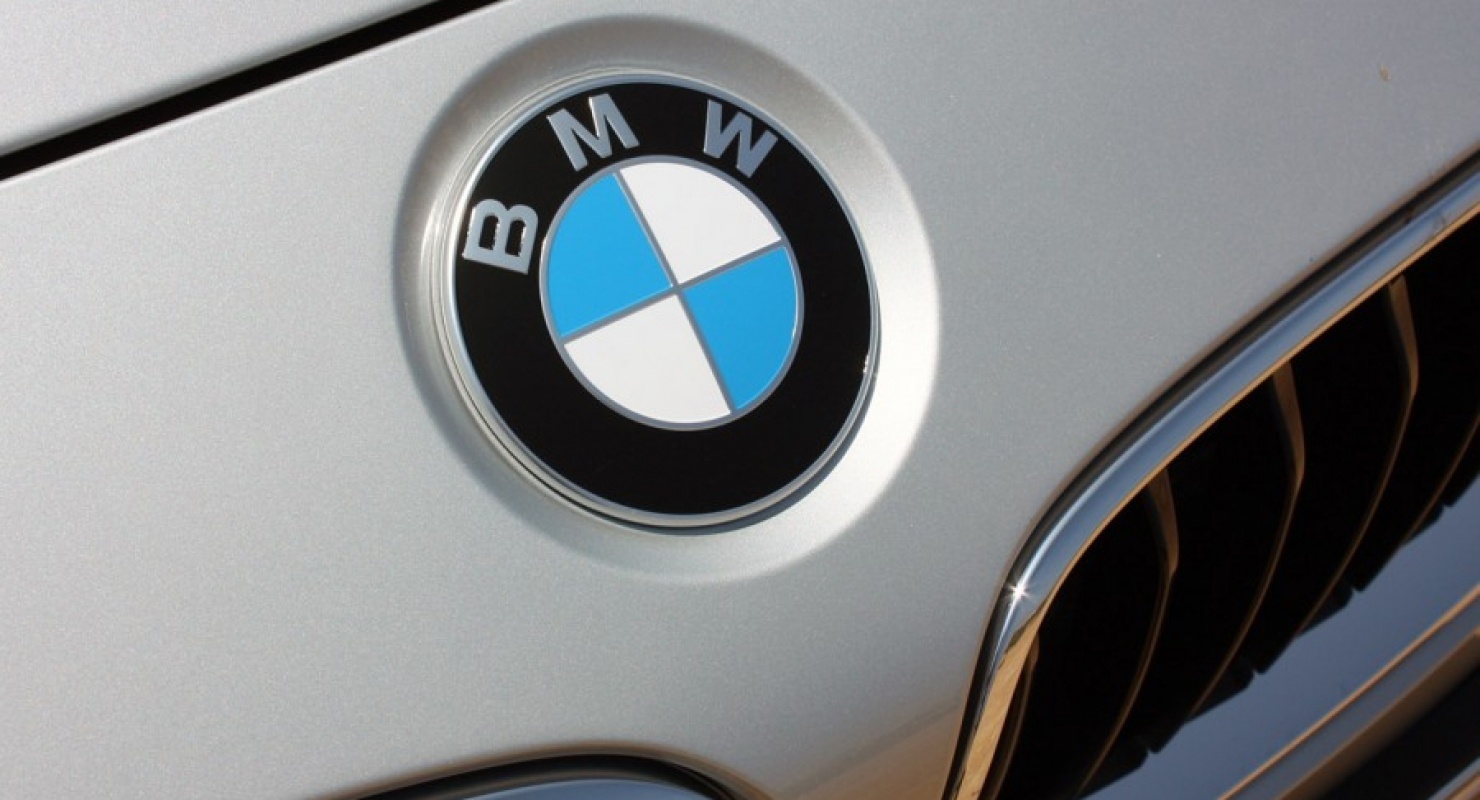 На фото запечатлено гибридное исполнение баварского седана BMW M5 2024 года Автомобили