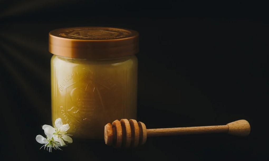 Пенсионерка из Севастополя пожаловалась на кражу денег торговкой меда