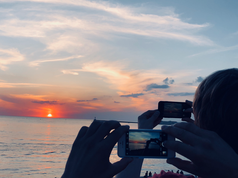 Ремикс песни фотографирую закат. Фотографирую закат. Фотографирую закат будто пару. Сфотографируй закат. Фоткаю закат.