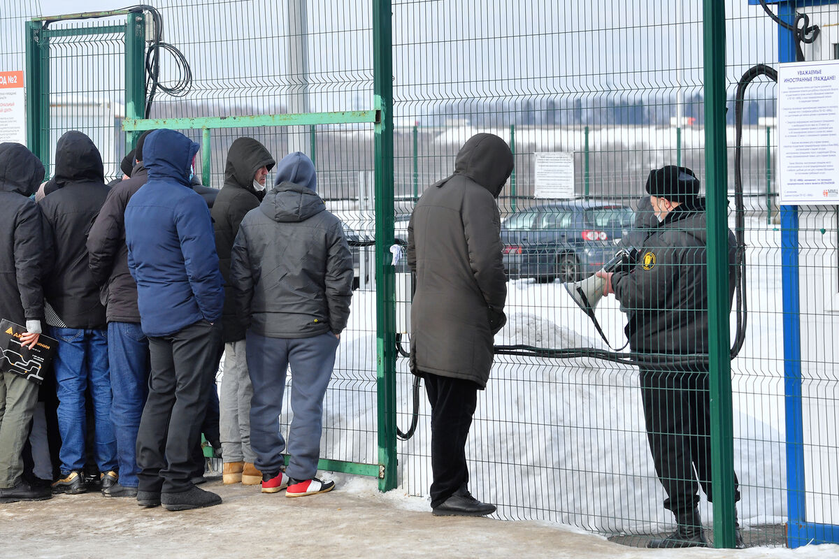 Автоэксперт Сажин: запрет мигрантам водить автобусы ударит по рынку перевозок