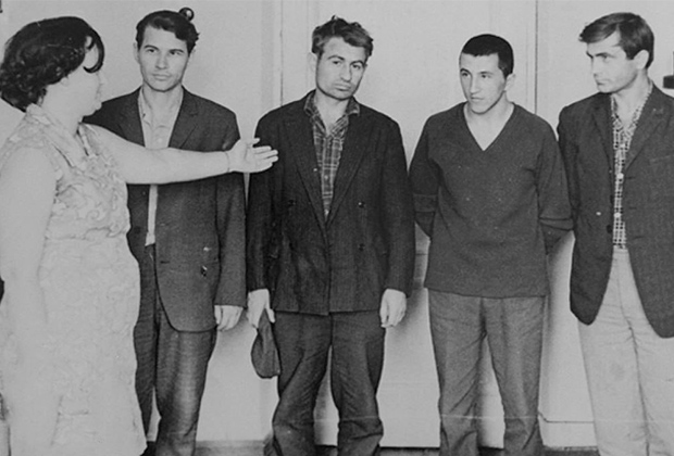 Петр Волынский (в центре) на опознании