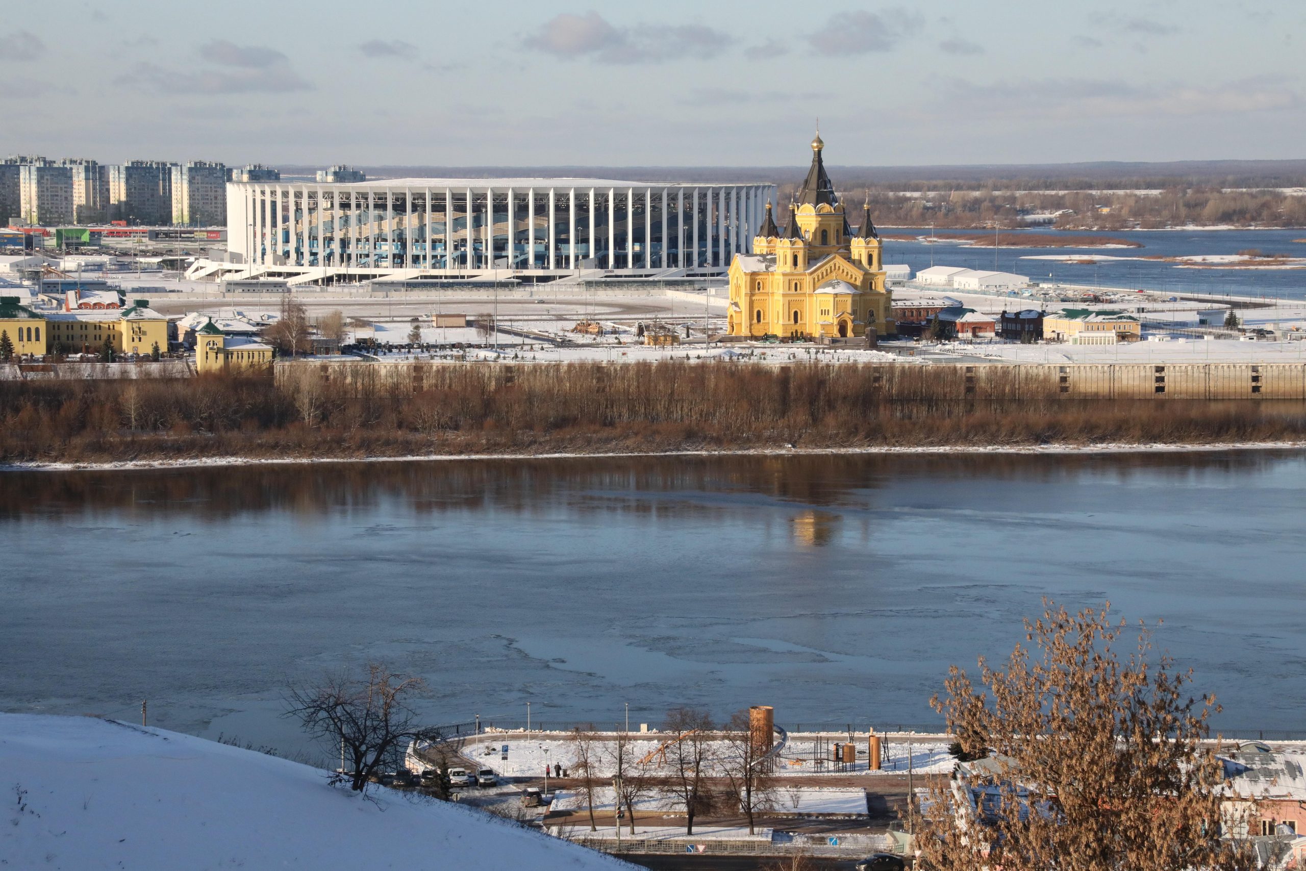 Нижегородская москва. Ледовый дворец Нижний Новгород на стрелке. Стрелка Нижний Новгород 2021. Стрелка Нижний Новгород 2022. Нижний Новгород реки около стадиона.