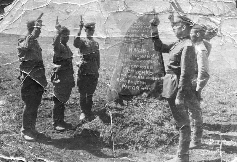 Последний салют по погибшим товарищам. 14 мая 1944 г. #Фотографии, #история, #факты, .война