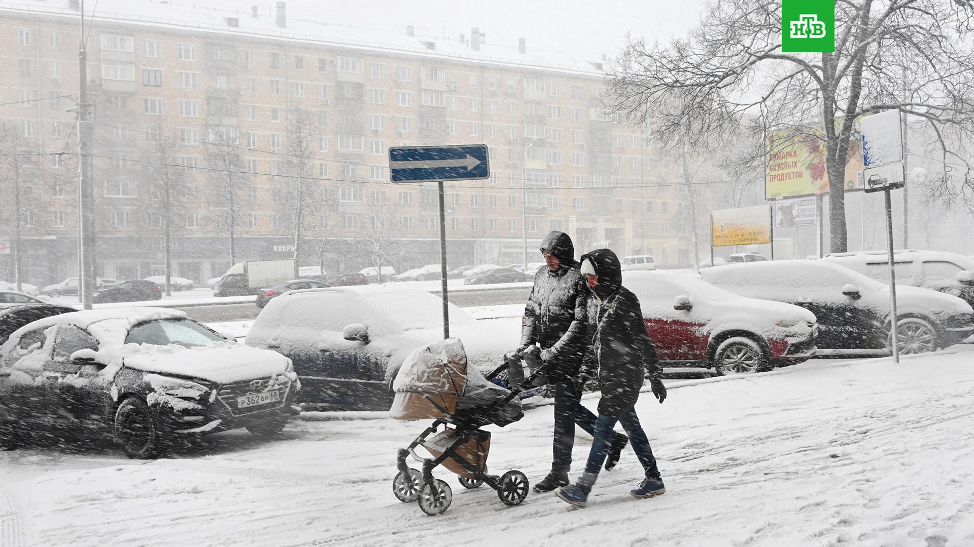 Погода в москве декабрь 2023. Снег в Москве. Снегопад в Москве. Снежная Москва. Сугробы в Москве.