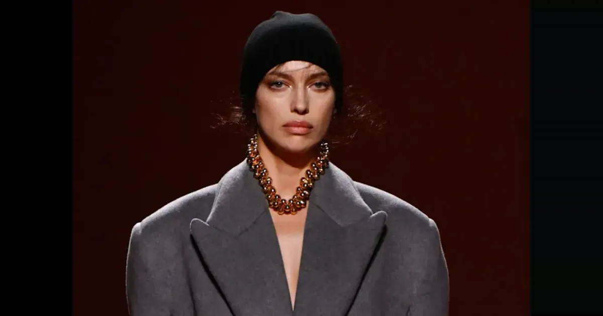 Неделя моды в Милане: Ирина Шейк вышла на подиум в пальто на "голое тело"