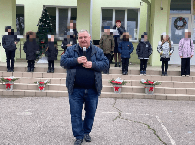 Крымская школа нарядила крыльцо вёдрами