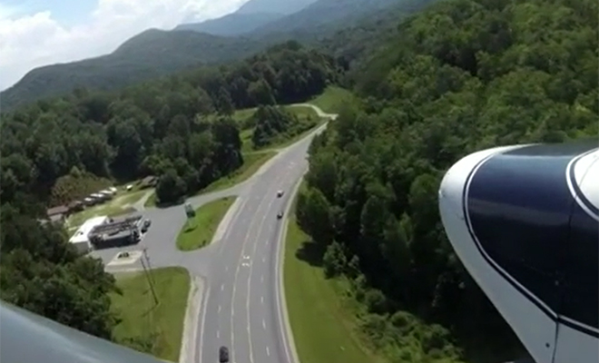 Посадка самолета прямо на шоссе с машинами: видео из кабины пилота