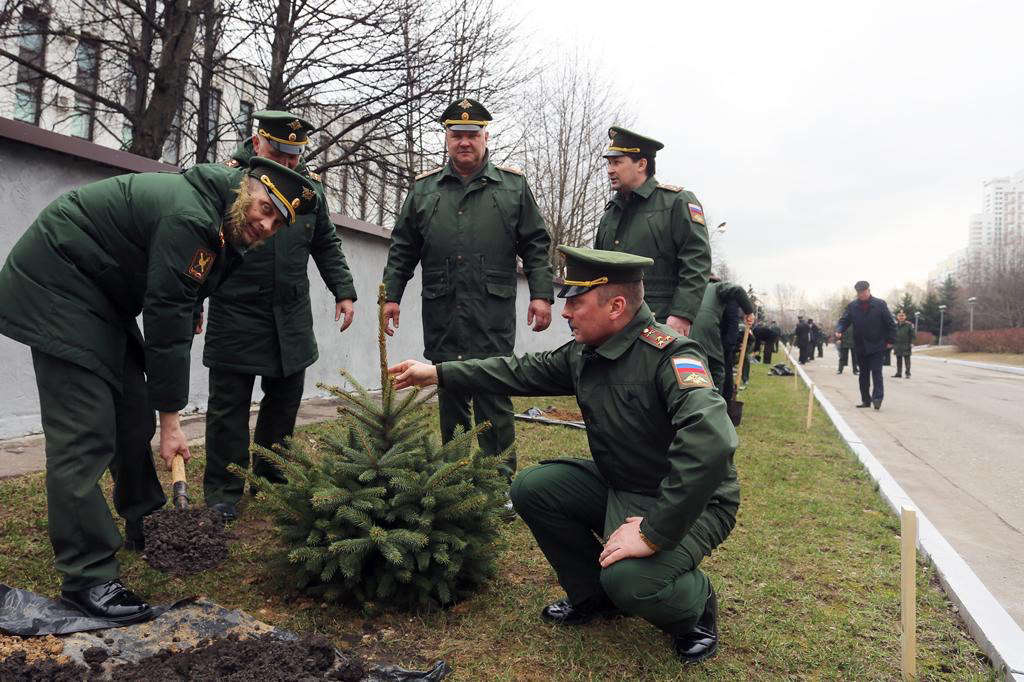 Сотрудники Академии Генштаба заложили аллею в преддверии 190-летия вуза Общество