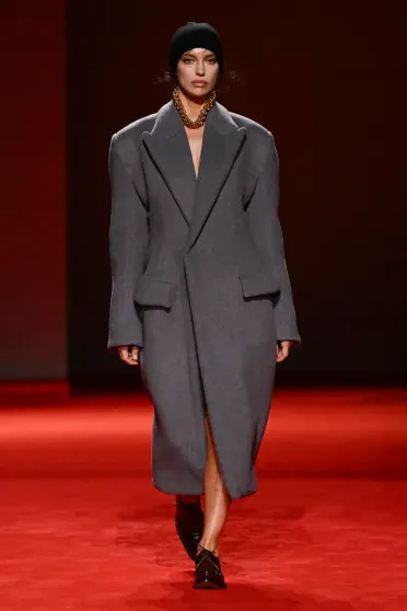 Неделя моды в Милане: Ирина Шейк вышла на подиум в пальто на 