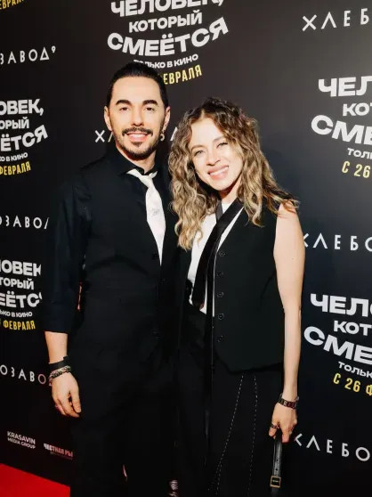 Евгений Цыганов с сыном и дочерью от Ирины Леоновой, Тимур Родригез и Катя Кабак на премьере фильма 