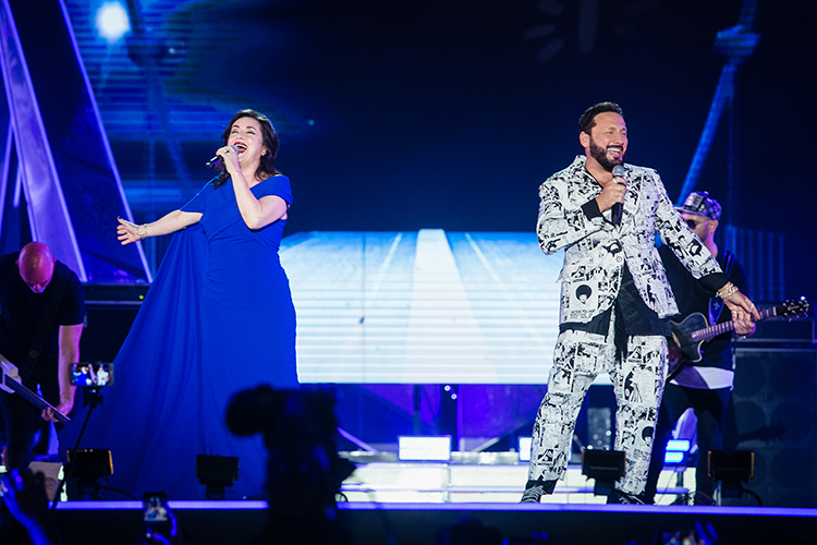 Эмин Агаларов и Алена Гаврилова, Филипп Киркоров и другие гости второго дня фестиваля "Жара-2019" Эмин Агаларов и Алена Гаврилова, Филипп Киркоров и другие гости второго дня фестиваля "Жара-2019" Звезды,Новости о звездах