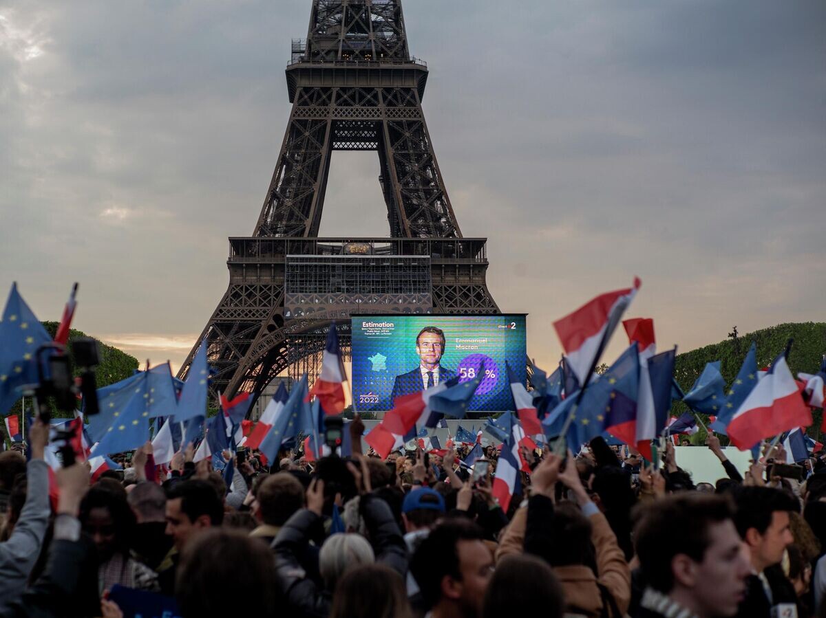    Сторонники Эммануэля Макрона на Марсовом поле в Париже, после объявления результатов выборов во Франции© AP Photo / Rafael Yaghobzadeh