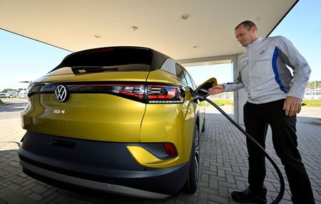 Volkswagen разгоняется, чтобы состязаться с Tesla в инфраструктуре зарядных станций EV
