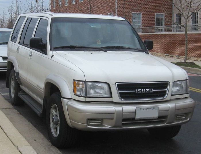 Большой рамный внедорожник Isuzu Trooper, названный слишком опасным.