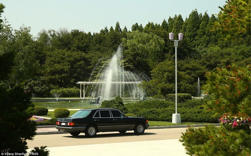 Главное украшение садово-парковой зоны - фонтан Пхеньян, дворец, ким чен ын, лидер партии, лидеры государств, резиденция, репортаж, северная корея