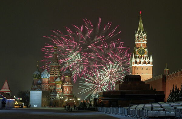Праздничный салют во время празднования Нового 2022 года в Москве