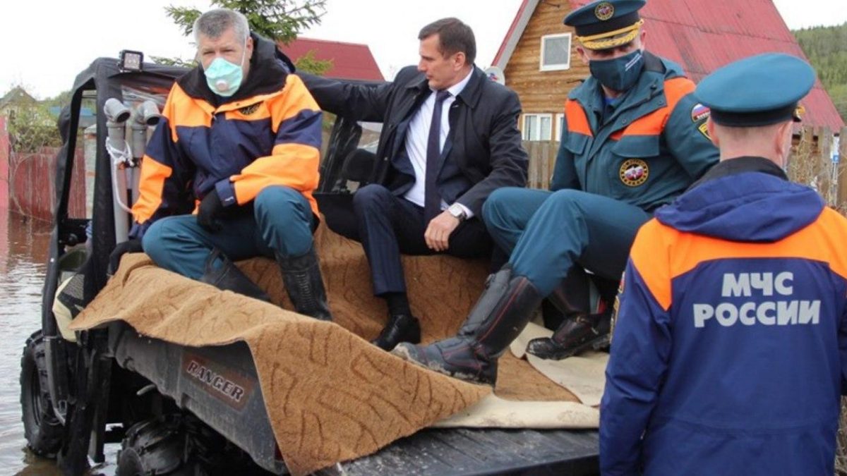 «В кузове был постелен ковёр, с какой именно целью, неизвестно». Мурманский чиновник объяснил происхождение ковра в машине для осмотра зоны паводка