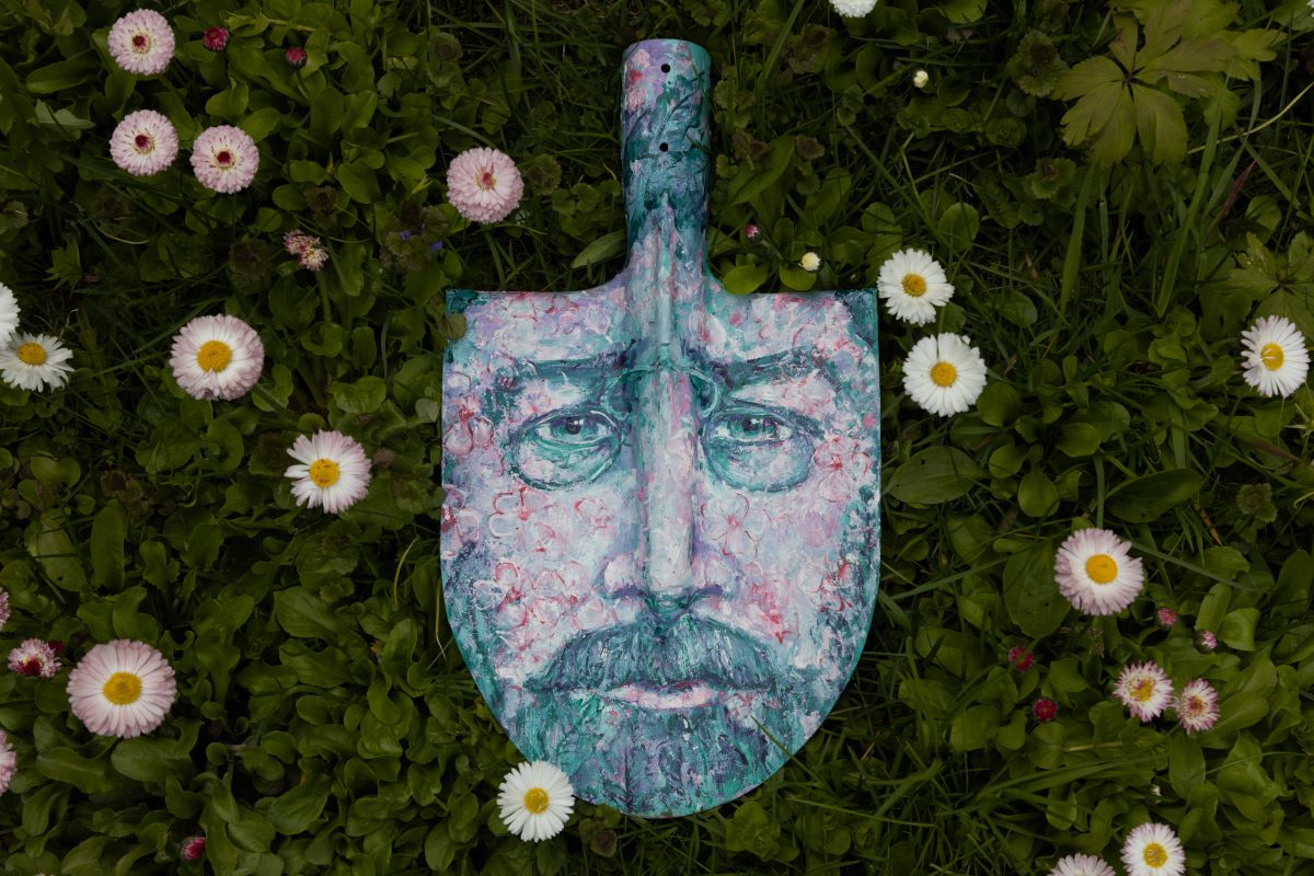 Портрет А.П. Чехова на садовой лопате. Е. Попова-Гамаюн. Фото: М. Богачев