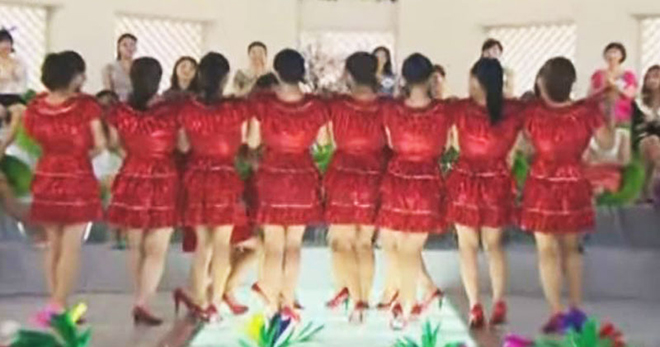 Картинки по запросу Девушки в красных платьях выстроились в ряд. Взгляните, что происходит, когда они поворачиваются к камере!