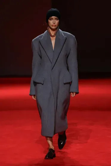 Неделя моды в Милане: Ирина Шейк вышла на подиум в пальто на 