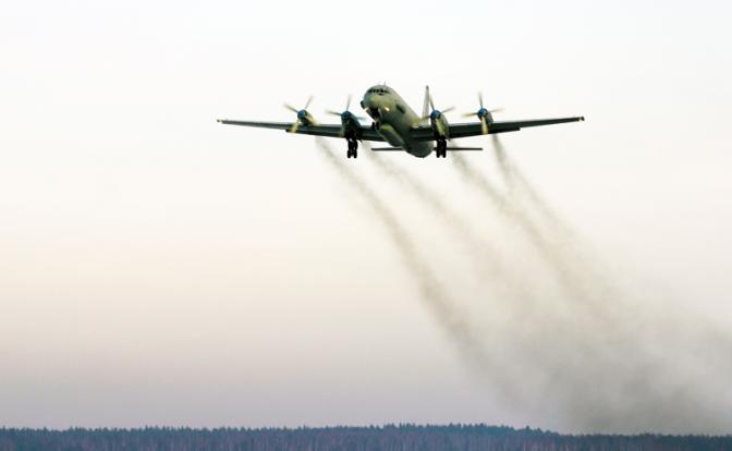 На фото: военный самолет Ил-20 радиоэлектронной разведки