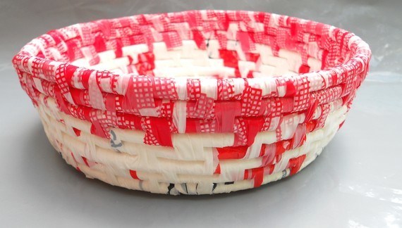 Плетем очаровательные корзинки из полиэтиленовых пакетов поделки,рукоделие,самоделки,своими руками,сделай сам