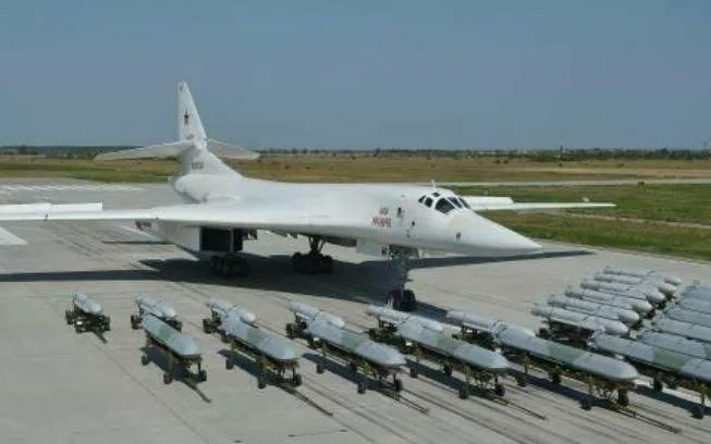 Здравствуйте, друзья! Известно, что в феврале в небо поднялся первый ракетоносец-бобмардировщик Ту-160 М. Это опытный экземпляр, который был создан на базе Ту-160 «Белый лебедь».-2
