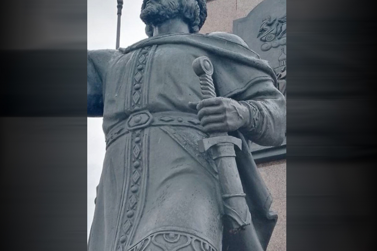 Отвалившийся меч у статуи Ярослава Мудрого напугал россиян