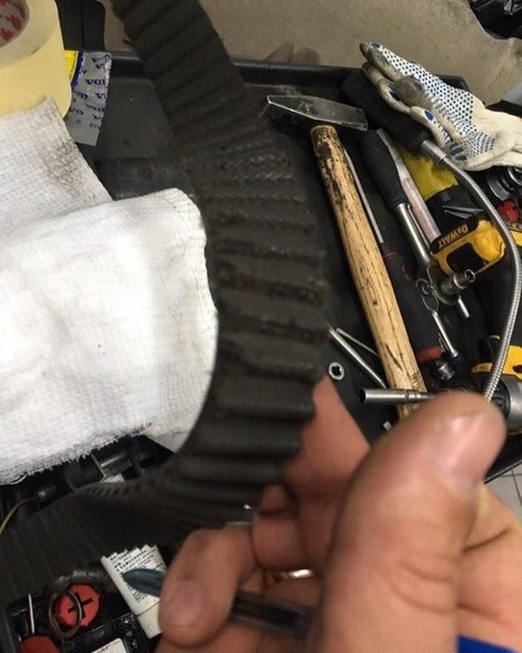 Автослесари забыли под капотом тряпку и теперь должны клиенту новый двигатель Автослесари забыли под капотом тряпку и теперь должны клиенту новый двигатель