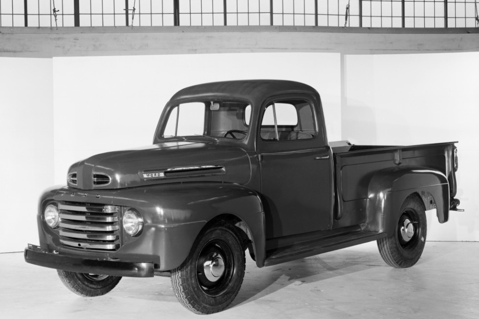 А вот и Ford F первого поколения образца 1948 года. Не правда, ли стилистическое сходство налицо? Технически "американец" и УАЗ-300 сильно различаются, но выпускайся они на одном рынке, их модификации грузоподъёмностью в 1 тонну были бы прямыми конкурентами