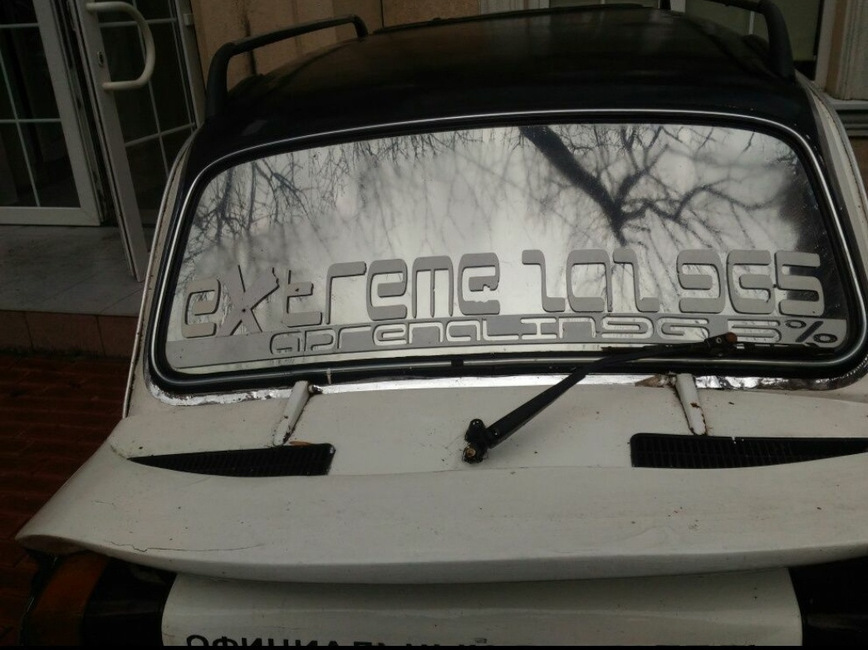 Старенький «Запорожец» превратили в автомобиль очень бедного сутенера Старенький «Запорожец» превратили в автомобиль очень бедного сутенера Марки и модели,тюнинг,юмор