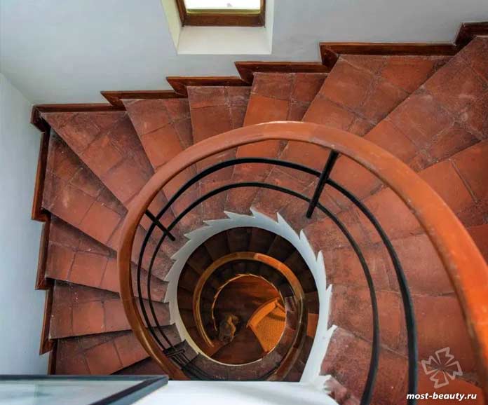 10 лестниц Бавы: Рэффел Дом