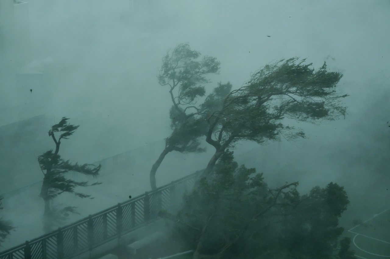 На китайский Гуанчжоу обрушились торнадо и град, размером с кокос: есть погибшие