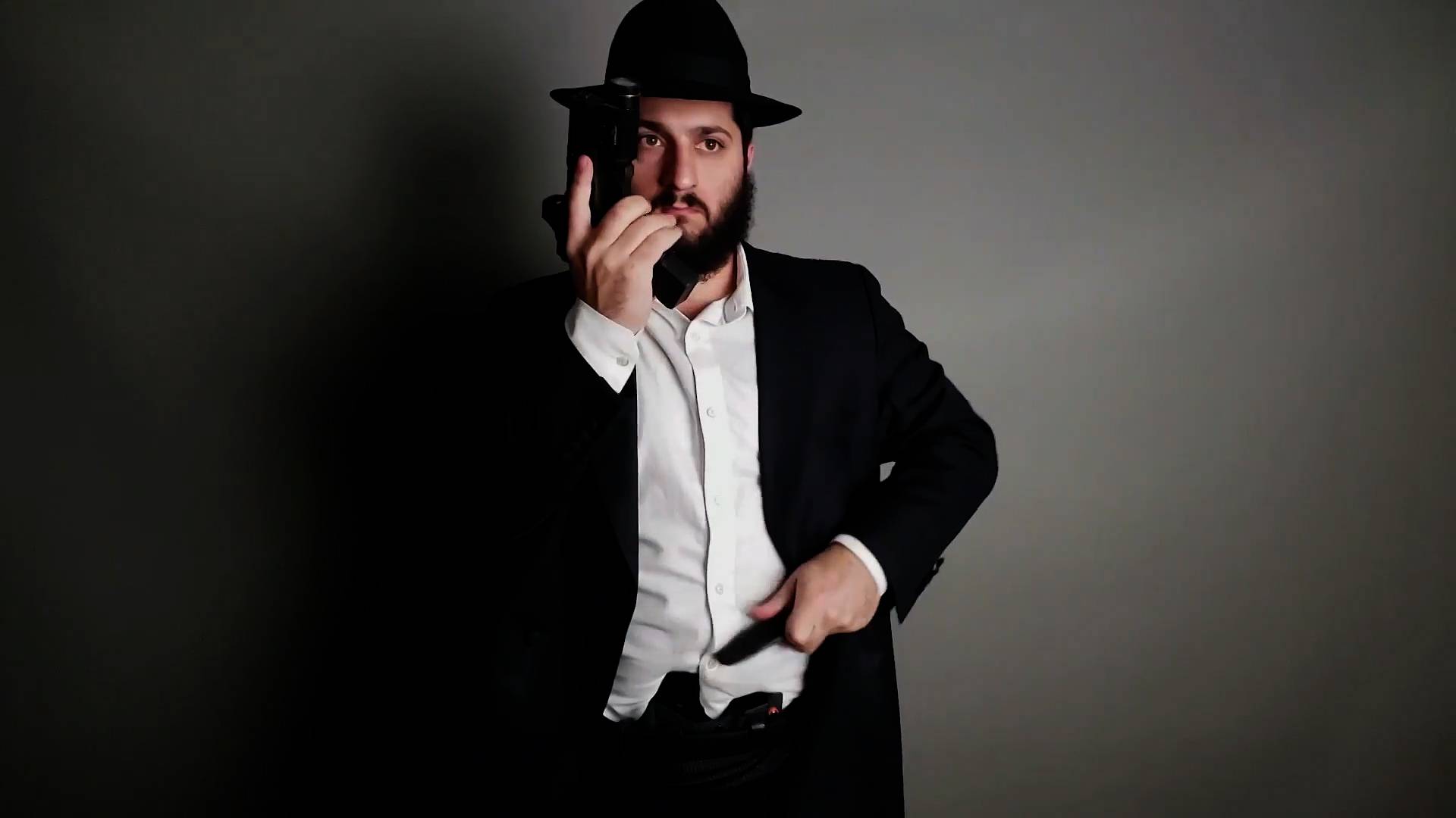 Американский раввин разработал плащ для ношения оружия в синагоге