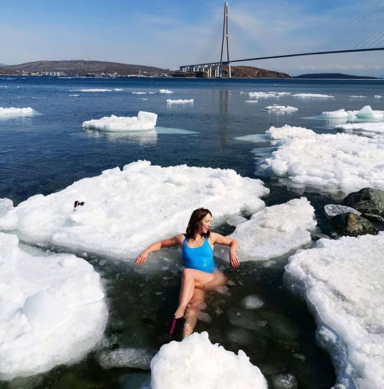 Зимние купальщицы, которым не нужно ждать Крещения девушки,здоровье,зима,ЗОЖ,иммунитет,лед,моржевание