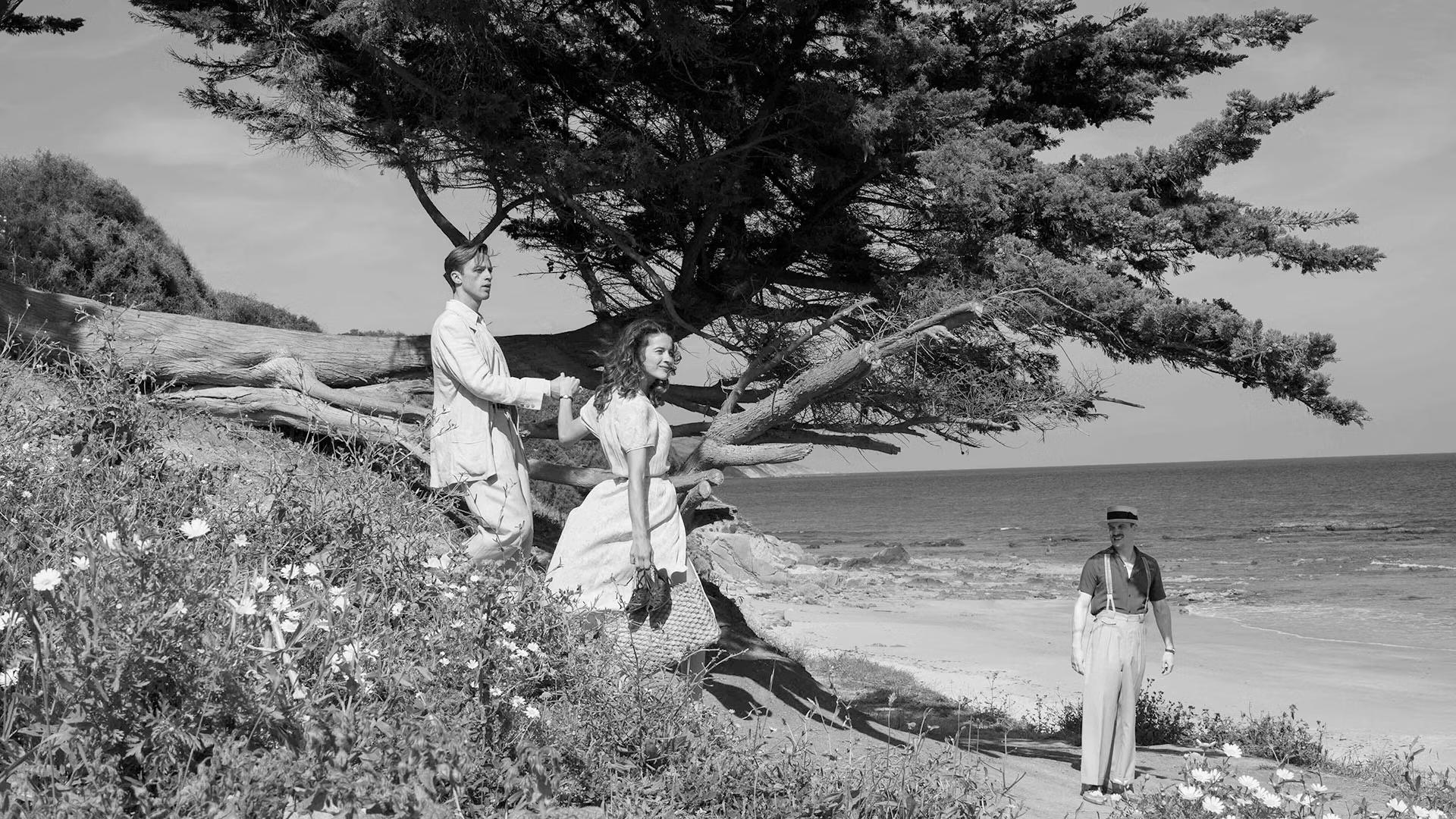 Кадр из фильма Посторонний, сцена на пляже