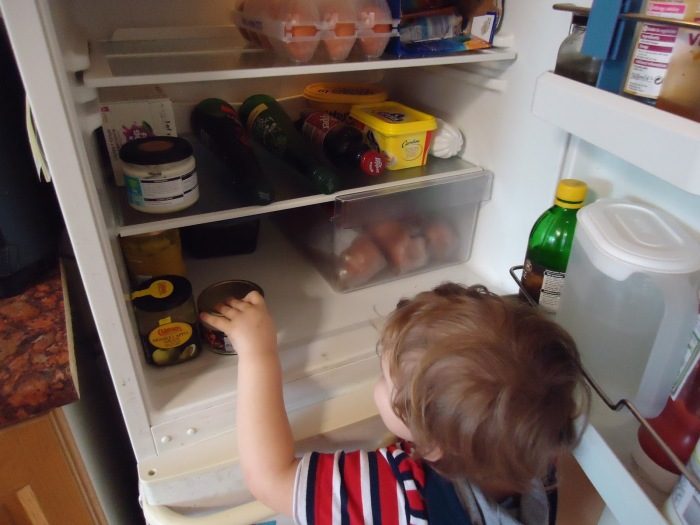 Что делать, если холодильник начал греться по бокам?