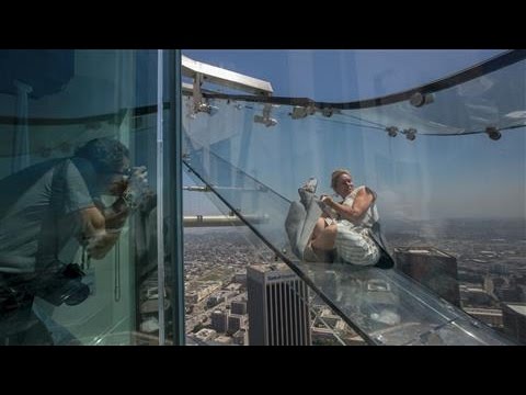 Стеклянная горка на самом высоком небоскребе Лос-Анджелеса заменяет отважным лифт аттракционы,небоскреб,Северная Америка,турист,экстрим